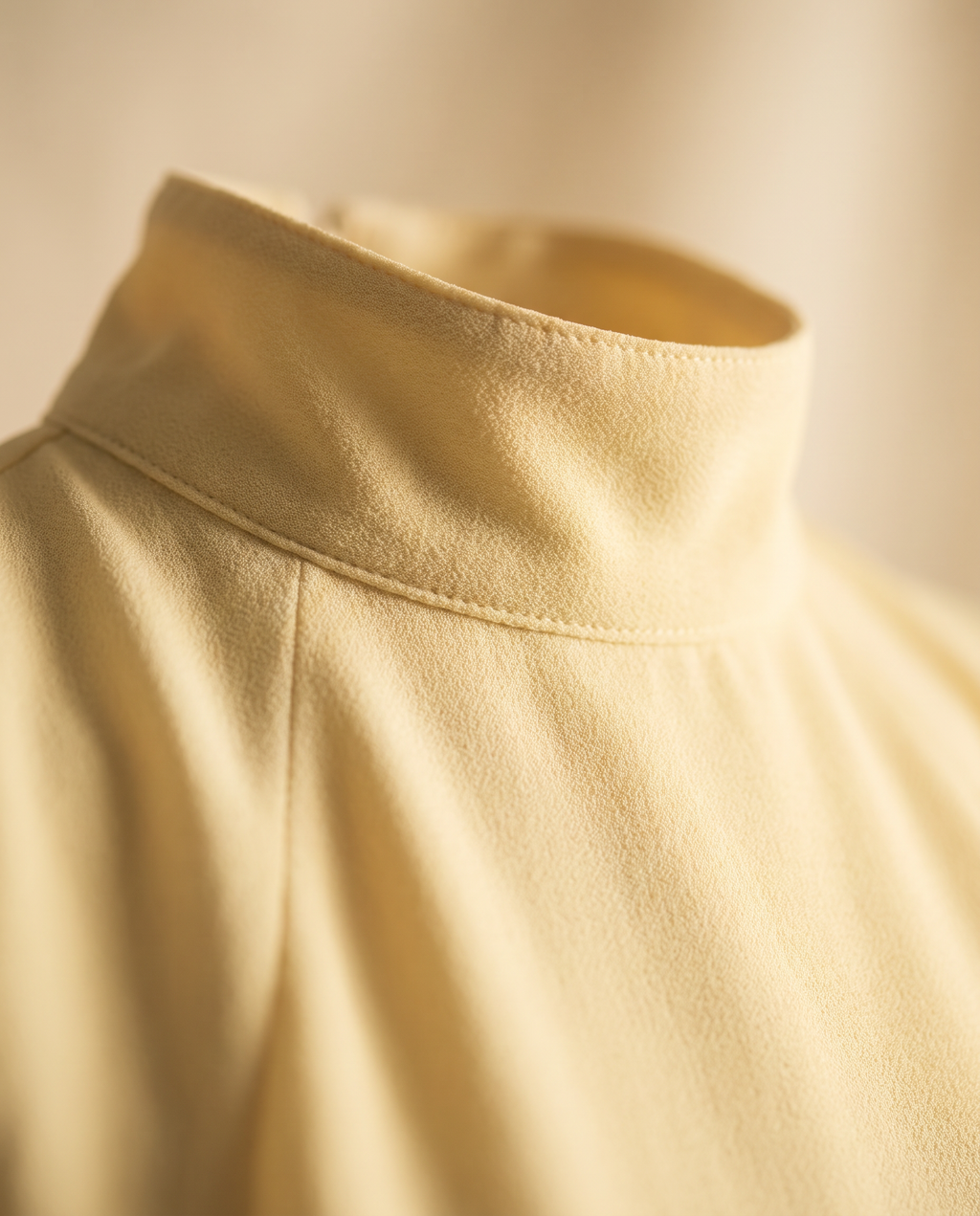 Vestido Fluído de Gola Alta | Coleção 2026