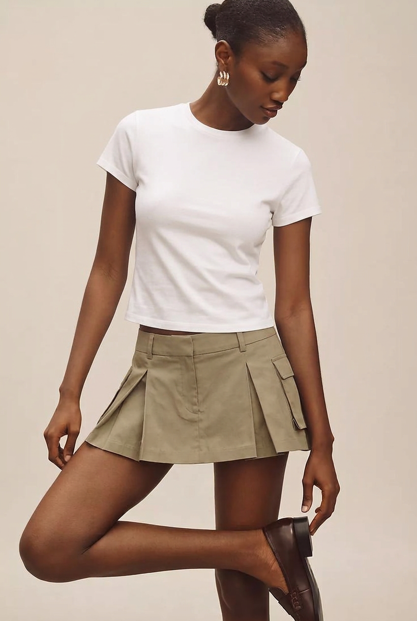 Segunda modelo com a t-shirt cropped sem viés
