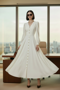 Vestido Branco — Botões Dourados Visíveis